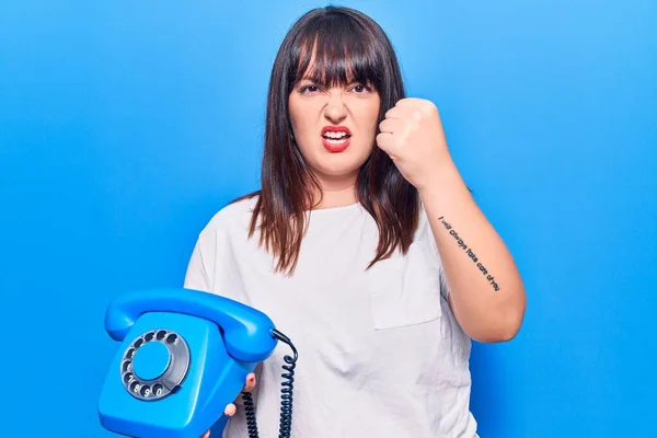 Jovem Size Mulher Segurando Telefone Vintage Irritado Frustrado Gritando Com — Fotografia de Stock