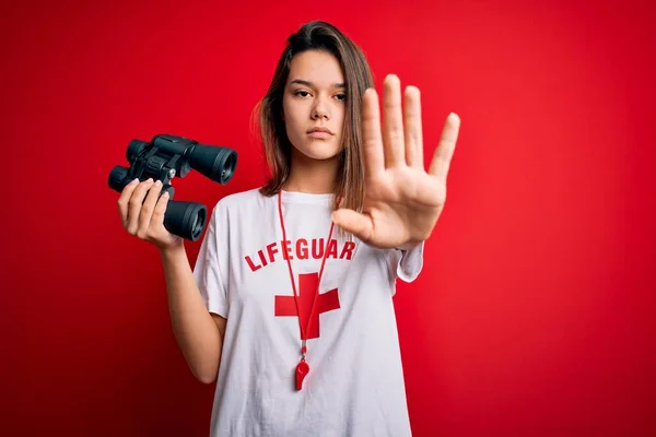 Giovane Bella Ragazza Bagnino Indossa Fischietto Con Binocolo Sfondo Rosso — Foto Stock