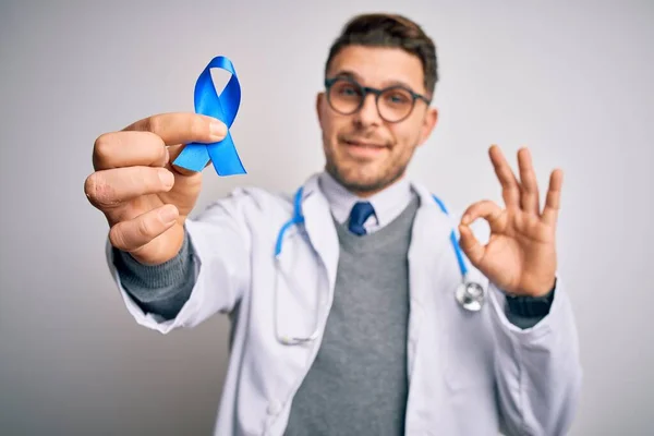Joven Doctor Vistiendo Abrigo Médico Sosteniendo Cinta Azul Conciencia Cáncer — Foto de Stock