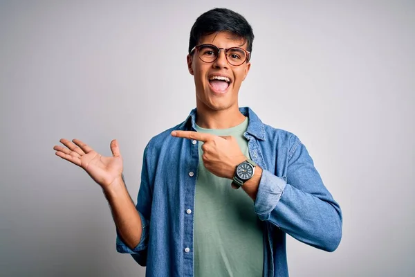 Homem Bonito Jovem Vestindo Camisa Casual Óculos Sobre Fundo Branco — Fotografia de Stock