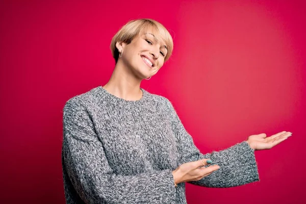 Giovane Donna Bionda Con Capelli Corti Moderni Che Indossa Maglione — Foto Stock