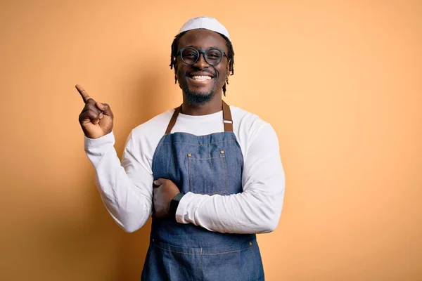 Joven Afroamericano Hombre Cocina Con Delantal Sobre Fondo Amarillo Aislado —  Fotos de Stock