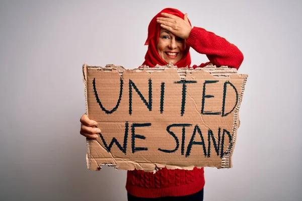 头戴穆斯林头巾的妇女要求工会高举统一立场的旗帜 强调与头 震惊与羞愧和惊讶的脸 愤怒和沮丧 恐惧和因错误而烦恼 — 图库照片