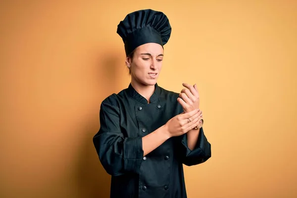 Jeune Belle Chef Femme Portant Uniforme Cuisinière Chapeau Debout Sur — Photo