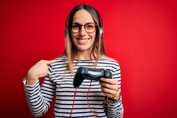 Jovem Loira Gamer Mulher Usando Gamepad Jogar Jogos Vídeo Sobre — Fotografia de Stock