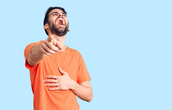 Homem Bonito Jovem Com Barba Vestindo Camiseta Casual Rindo Você — Fotografia de Stock