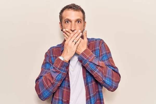 Ung Stilig Man Klädd Vardagskläder Chockad Täcker Munnen Med Händerna — Stockfoto