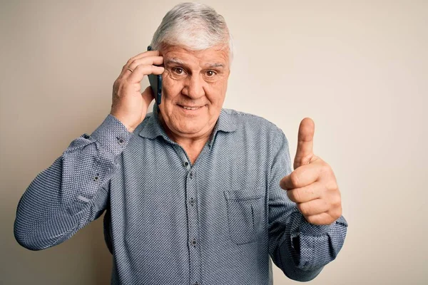 Sênior Hoary Homem Ter Conversa Falando Smartphone Sobre Fundo Branco — Fotografia de Stock