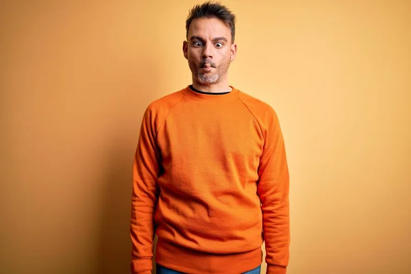 Junger Gutaussehender Mann Orangefarbenem Lässigem Pullover Der Vor Isoliertem Gelben — Stockfoto