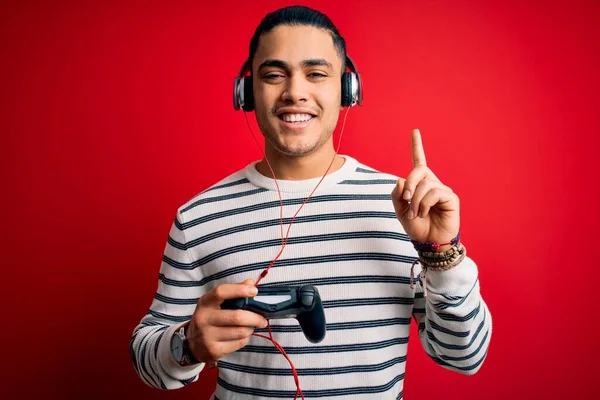 Junge Brasilianische Spieler Spielen Videospiel Mit Joystick Und Kopfhörer Überrascht — Stockfoto