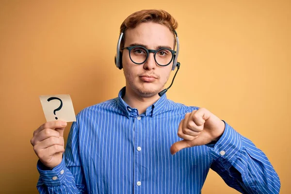 Redhead Call Center Agente Homem Trabalhando Usando Fone Ouvido Segurando — Fotografia de Stock