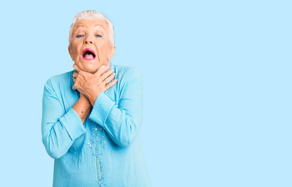 Senior Mooie Vrouw Met Blauwe Ogen Grijs Haar Dragen Zomerjurk — Stockfoto