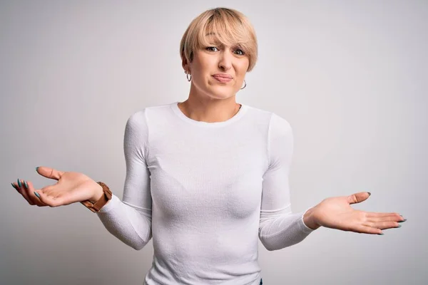 Giovane Bella Donna Bionda Con Capelli Corti Moderna Acconciatura Piedi — Foto Stock