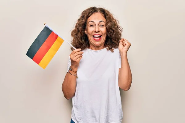 Mujer Patriótica Hermosa Mediana Edad Sosteniendo Bandera Alemana Sobre Fondo —  Fotos de Stock