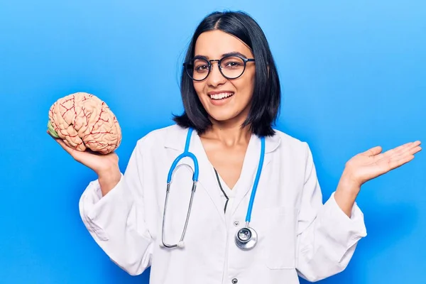 Joven Hermosa Mujer Latina Usando Estetoscopio Médico Sosteniendo Cerebro Celebrando — Foto de Stock