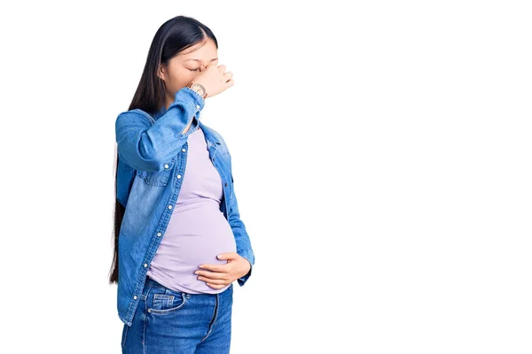 Joven Hermosa Mujer China Embarazada Esperando Bebé Cansado Frotando Nariz —  Fotos de Stock