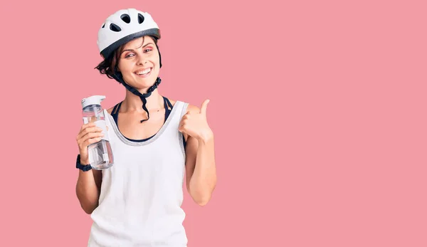 Beautiful Young Woman Short Hair Wearing Bike Helmet Holding Water — Stock Photo, Image