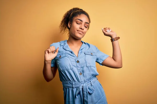 Jovem Bela Menina Afro Americana Vestindo Vestido Ganga Sobre Fundo — Fotografia de Stock