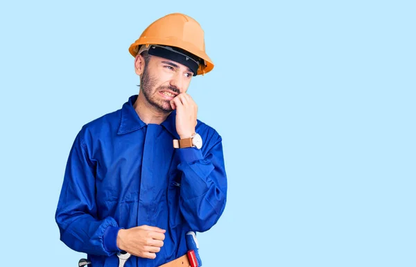 Jovem Hispânico Vestindo Uniforme Trabalhador Olhando Estressado Nervoso Com Mãos — Fotografia de Stock