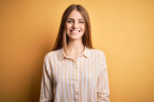 Mulher Ruiva Bonita Nova Vestindo Camisa Listrada Casual Sobre Fundo — Fotografia de Stock