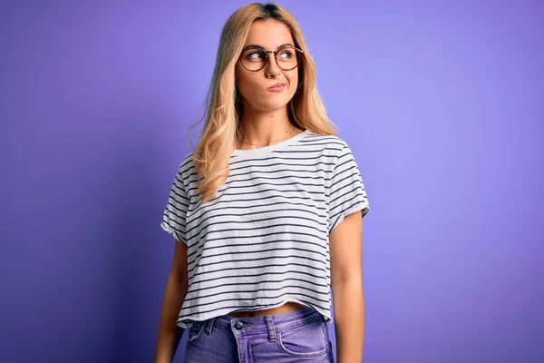 Joven Hermosa Mujer Rubia Con Camiseta Rayas Gafas Sobre Fondo —  Fotos de Stock