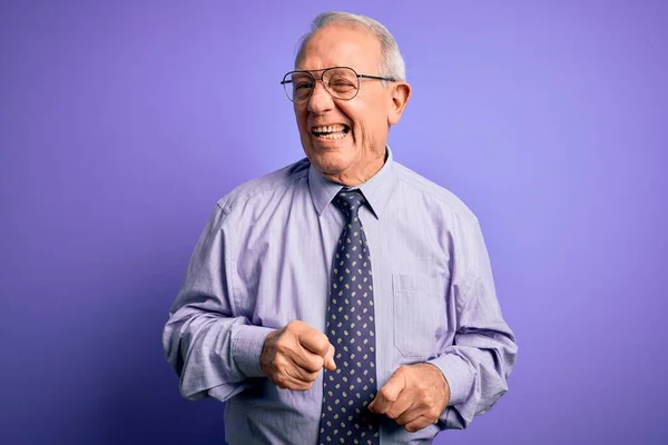 Grauhaariger Älterer Geschäftsmann Mit Brille Der Vor Violettem Hintergrund Steht — Stockfoto
