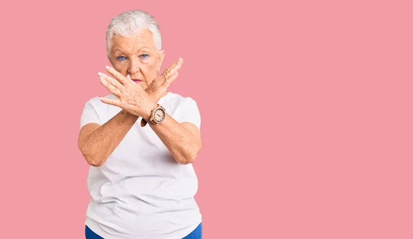 Senior Hermosa Mujer Con Los Ojos Azules Pelo Gris Usando — Foto de Stock