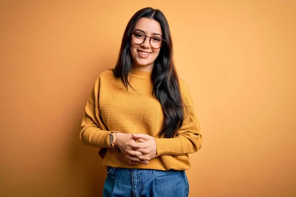 Jonge Brunette Vrouw Draagt Bril Casual Trui Gele Geïsoleerde Achtergrond — Stockfoto