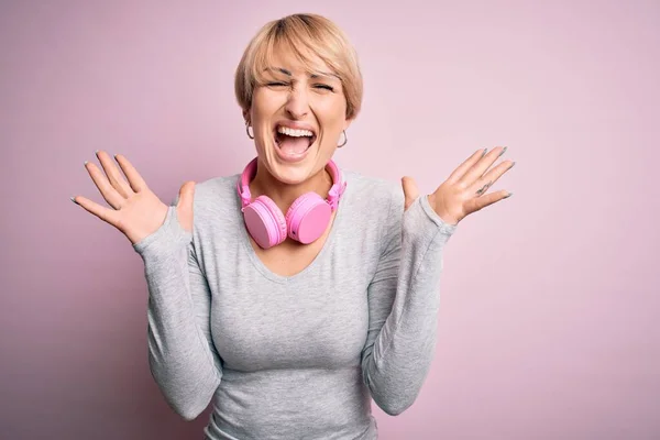 Jonge Blonde Vrouw Met Kort Haar Dragen Van Een Koptelefoon — Stockfoto