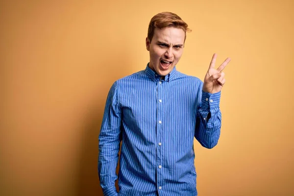 Mladý Pohledný Rusovlasý Muž Neformální Pruhované Košili Izolovaném Žlutém Pozadí — Stock fotografie