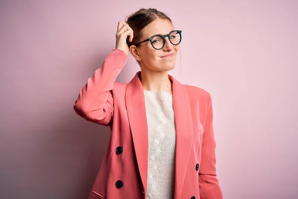 Joven Hermosa Pelirroja Con Chaqueta Gafas Sobre Fondo Rosa Aislado —  Fotos de Stock