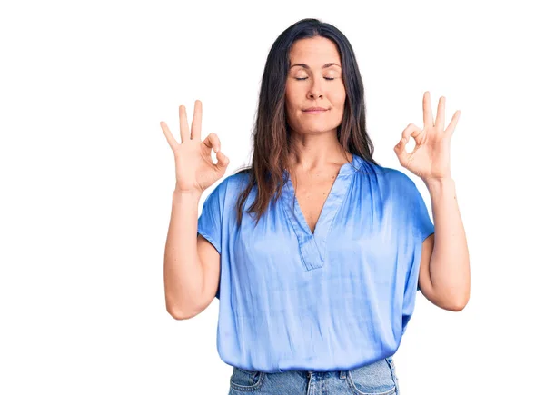 Junge Schöne Brünette Frau Lässigem Shirt Entspannt Und Lächelt Mit — Stockfoto