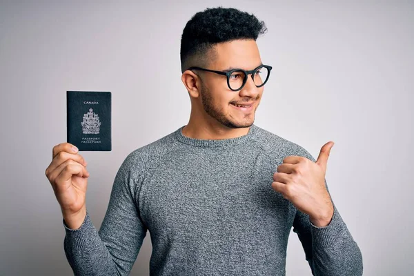 Молодий Гарний Турист Відпустці Окулярах Тримає Канадський Паспорт Вказуючи Пальцем — стокове фото