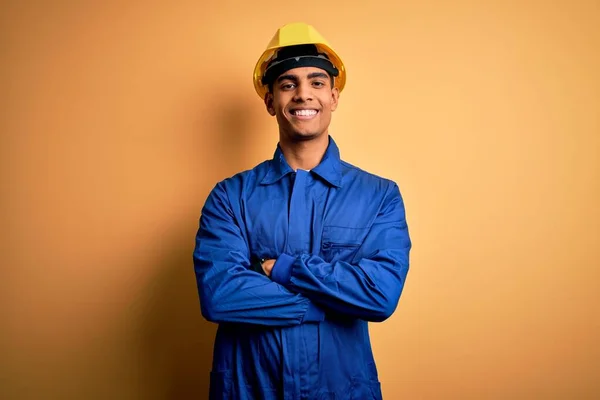 Jonge Knappe Afro Amerikaanse Arbeider Blauw Uniform Veiligheidshelm Vrolijk Gezicht — Stockfoto