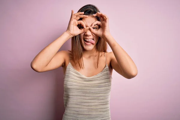 Jong Mooi Brunette Meisje Dragen Casual Gestreept Shirt Geïsoleerde Roze — Stockfoto