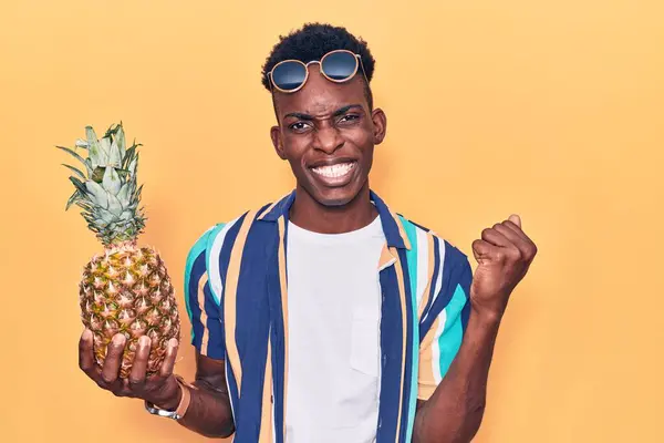 Joven Hombre Afroamericano Con Ropa Verano Gafas Sol Sosteniendo Piña — Foto de Stock