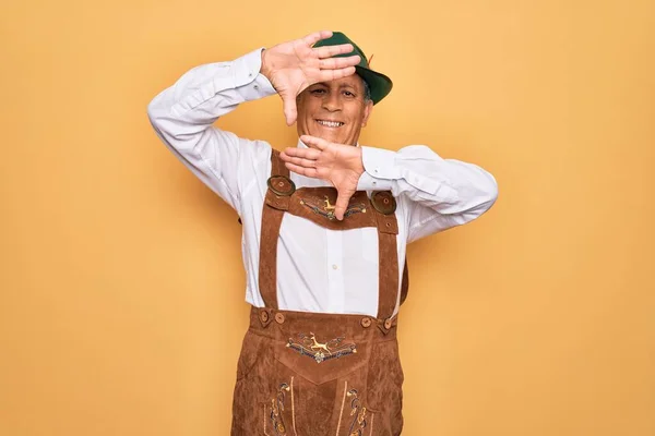 Senior Γκριζομάλλης Άνδρας Φορώντας Γερμανικό Παραδοσιακό Κοστούμι Octoberfest Πάνω Από — Φωτογραφία Αρχείου
