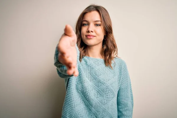 Ung Blond Flicka Bär Casual Blå Vinter Tröja Över Isolerade — Stockfoto