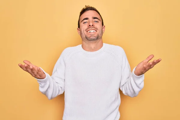 Junger Gutaussehender Mann Mit Blauen Augen Lässigem Pullover Vor Gelbem — Stockfoto