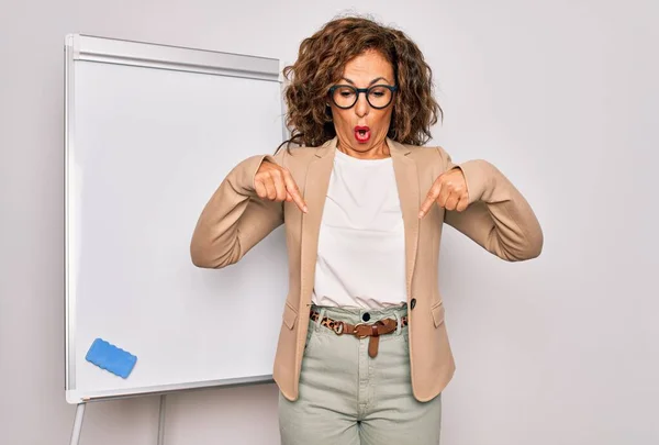 Medelålders Äldre Affärskvinna Står Seminariet Presentation Magnectic Svarta Tavlan Peka — Stockfoto