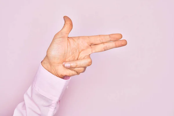 Hand Van Kaukasische Jongeman Met Vingers Geïsoleerde Roze Achtergrond Gebaren — Stockfoto