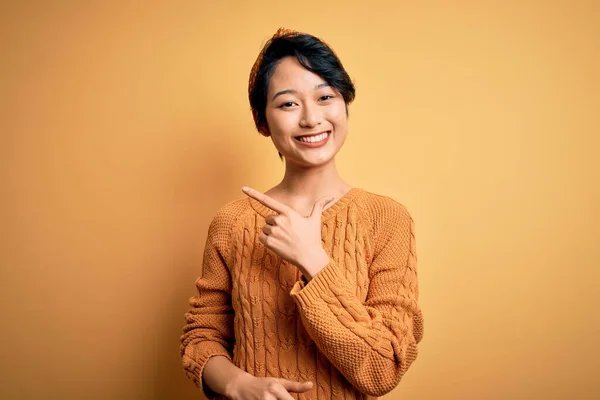Jong Mooi Aziatisch Meisje Dragen Casual Trui Diadeem Staande Gele — Stockfoto