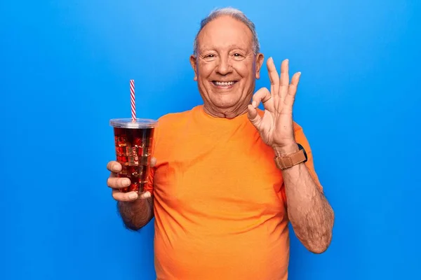 Senior Knappe Grijsharige Man Drinken Cola Verfrissing Drank Blauwe Achtergrond — Stockfoto
