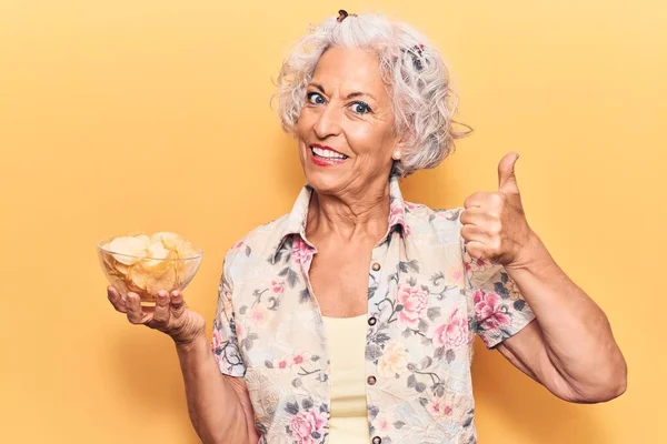 Donna Anziana Dai Capelli Grigi Con Patatine Sorridenti Felice Positivo — Foto Stock