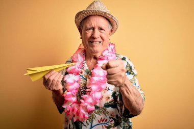 Beyaz saçlı, yaz şapkası takan ve elinde kağıt uçakla gezen son sınıf öğrencisi. Sinirli ve sinirli. Öfkeyle bağırıyor.