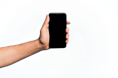 Beyaz arka plan üzerinde ekranı gösteren akıllı telefonu tutan beyaz bir adamın eli.