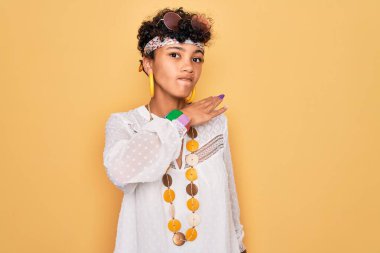 Güneş gözlüğü takan, aksesuar takan, boğazını bıçak niyetine kesen Afro-Amerikan genç ve güzel Afro-Amerikan kadın saldırganlığı şiddetli bir şiddetle tehdit ediyor.