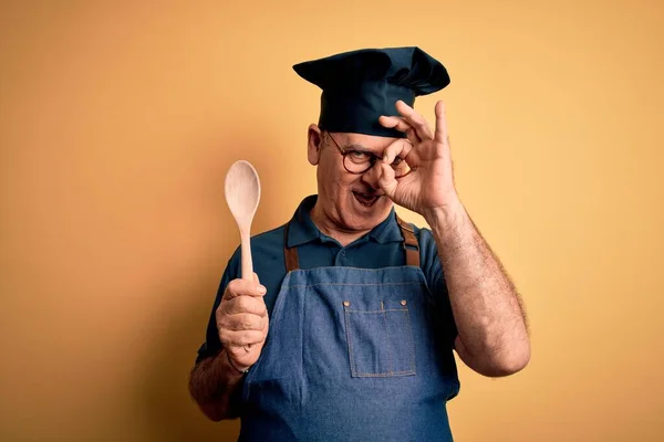 Mann Mittleren Alters Der Kochschürze Und Hut Trägt Und Einen — Stockfoto