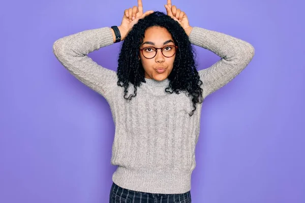 Mujer Afroamericana Joven Con Suéter Casual Gafas Sobre Fondo Púrpura —  Fotos de Stock