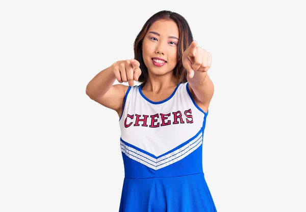Giovane Bella Ragazza Cinese Indossa Uniforme Cheerleader Indicando Voi Fotocamera — Foto Stock